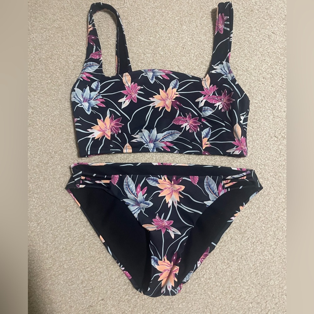 Women’s 2 piece Roxy bikini set size medium